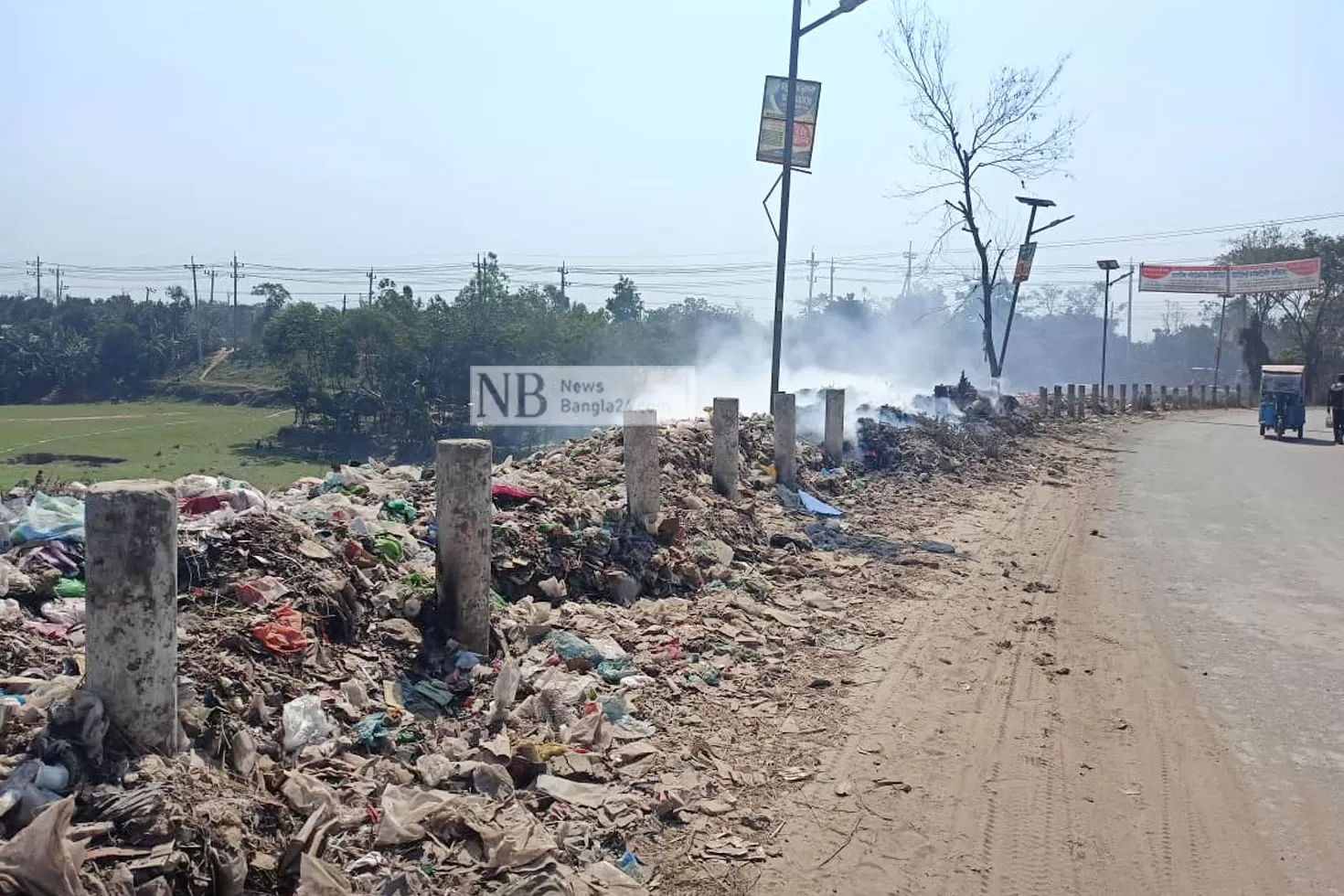 গোমতী নদীর পাড়ে ফেলা ময়লা