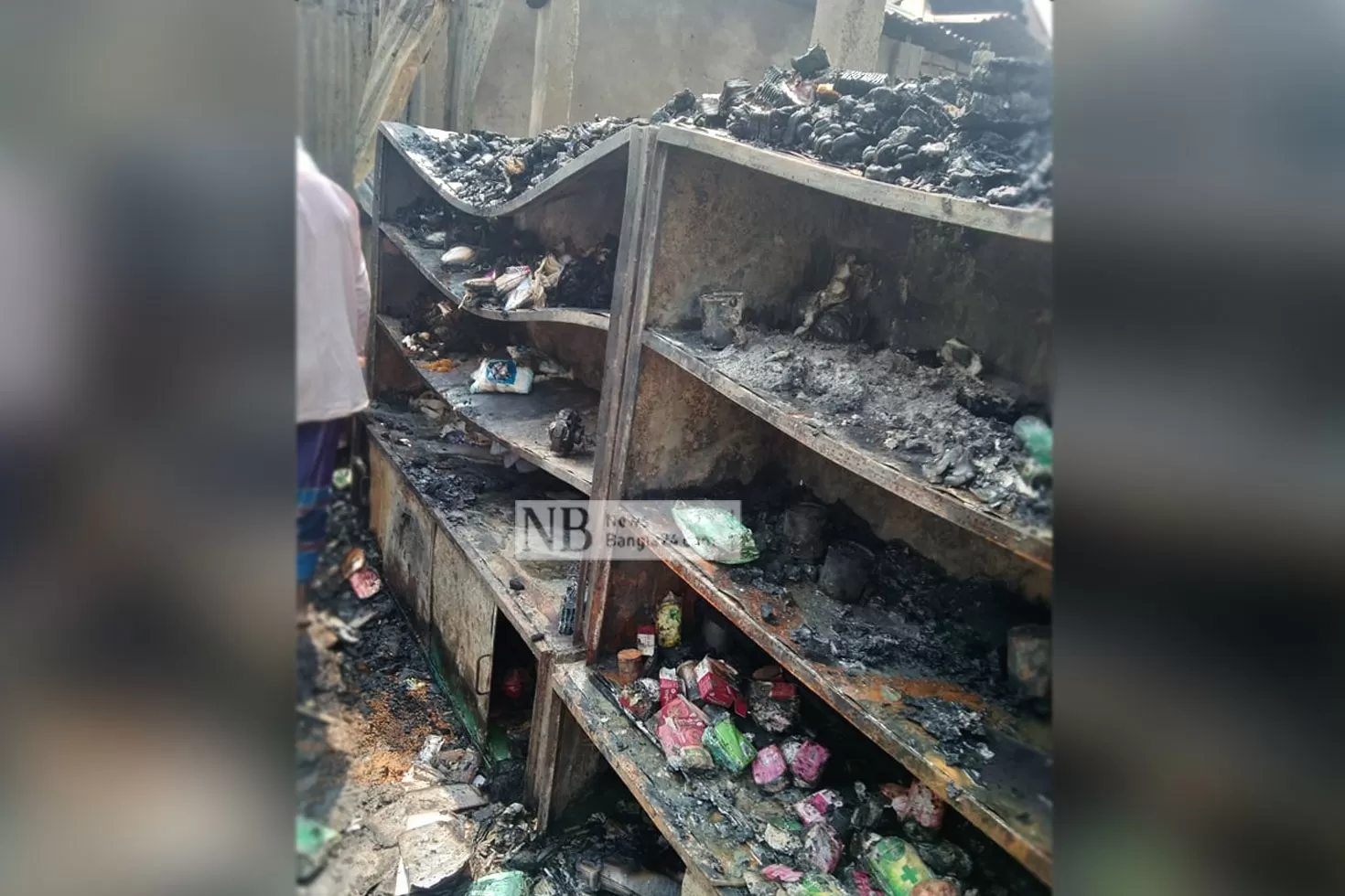 আগুনে পুড়ে যাওয়া দোকান