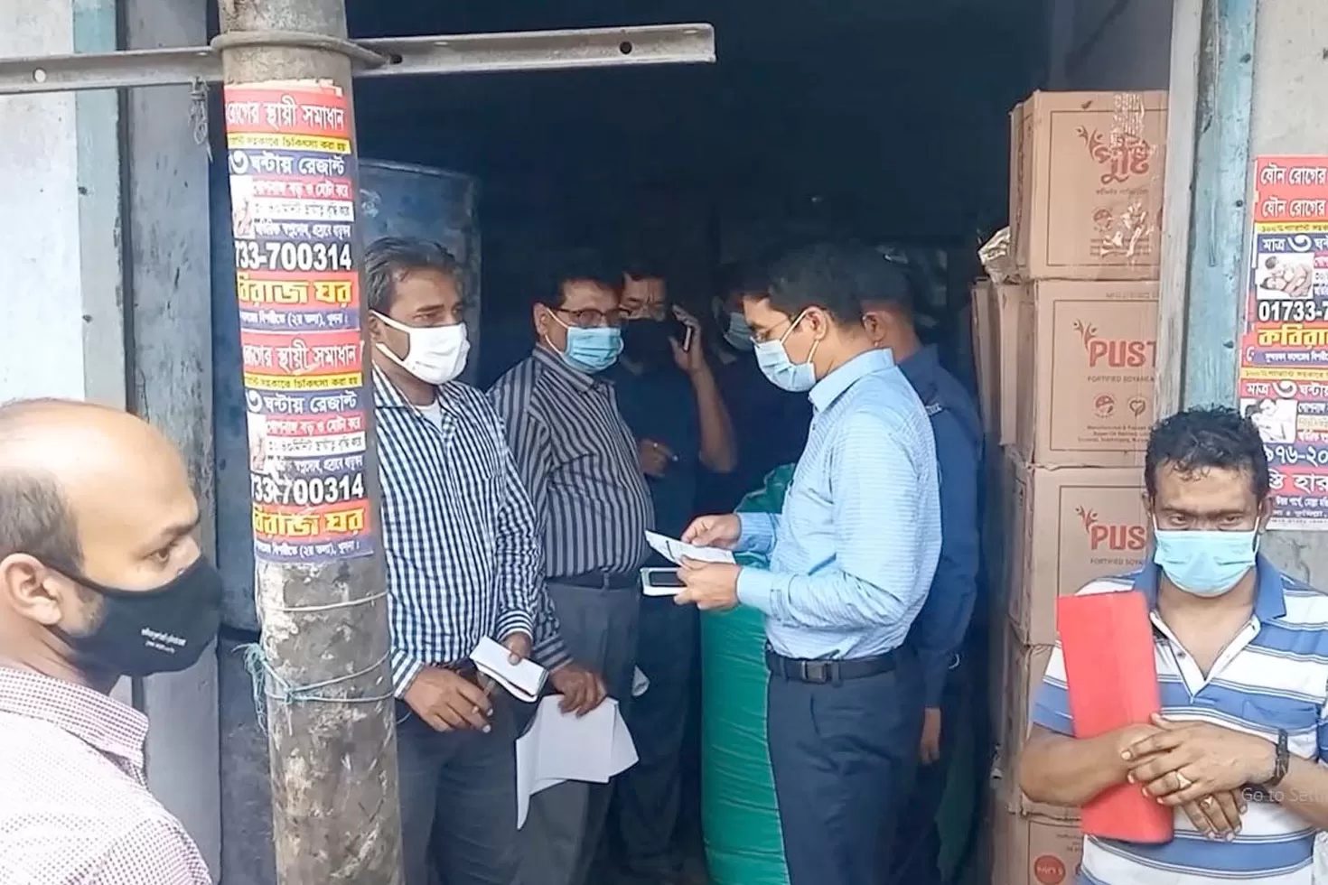 ৪-হাজার-লিটার-তেল-লুকিয়ে-রেখেছিলেন-২-ব্যবসায়ী