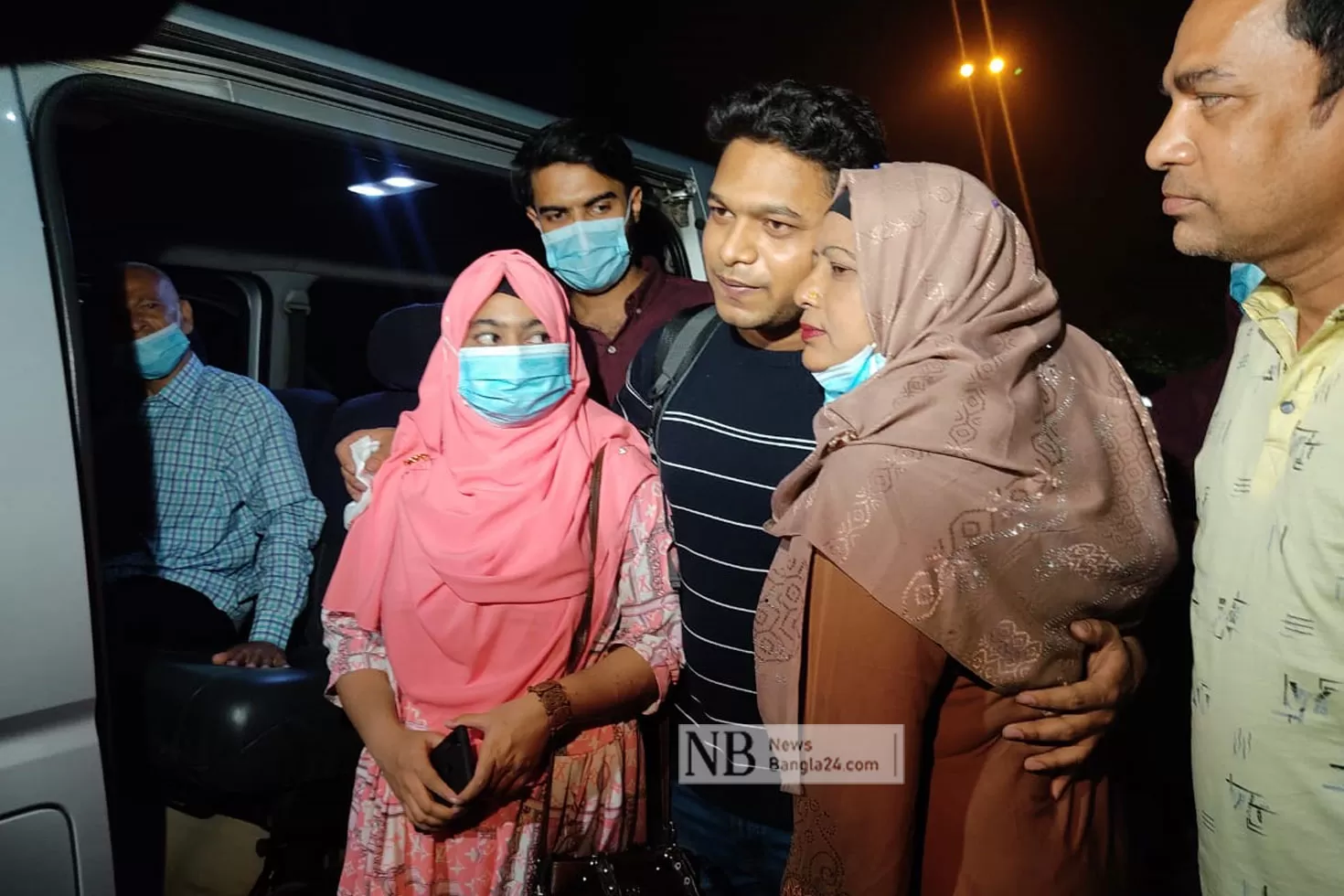 স্বজনদের-কাছে-পেয়ে-আবেগাপ্লুত-১২-নাবিক-ক্রু