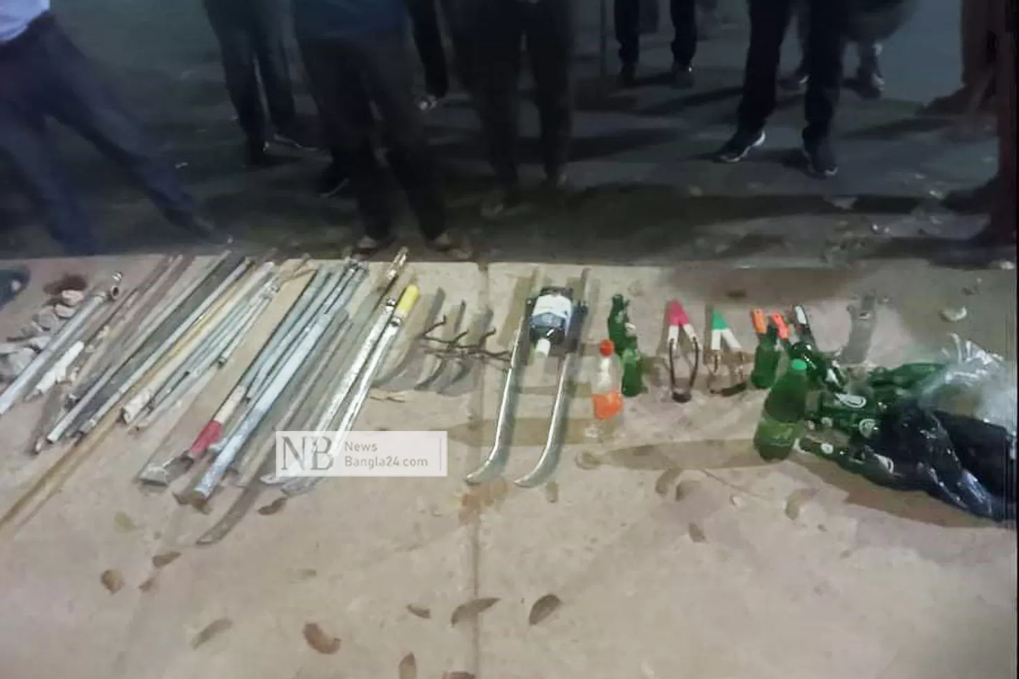 হলে তল্লাশি চালিয়ে উদ্ধার করা অস্ত্র