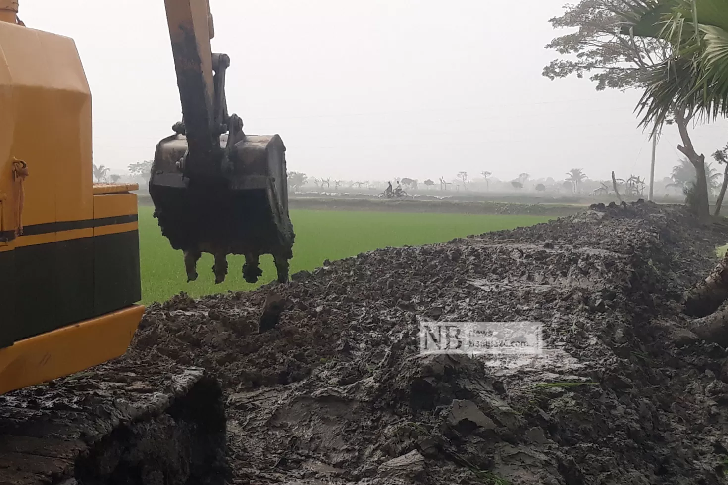 রাস্তা-নির্মাণে-শ্রমিকের-বদলে-ভেকু-মেশিনে-ক্ষোভ 