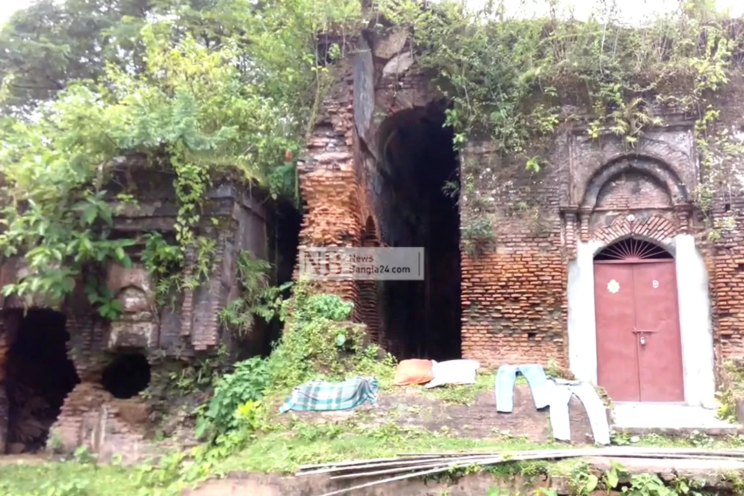 জমিদার বাড়ির ধ্বংসাবশেষ