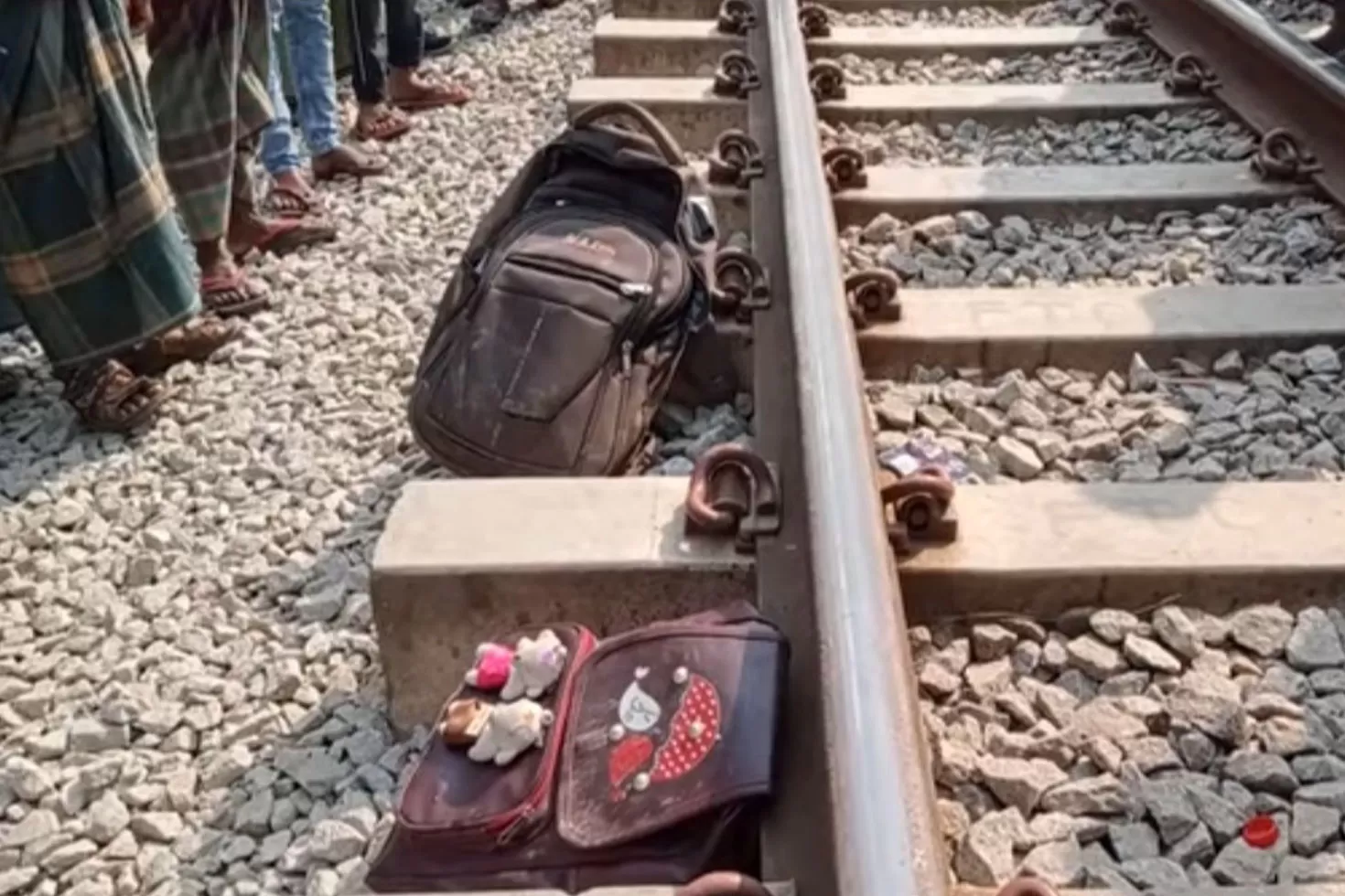 ট্রেনে-কাটা-৩-স্কুলছাত্রী-তদন্তে-নেমেছে-২-কমিটি