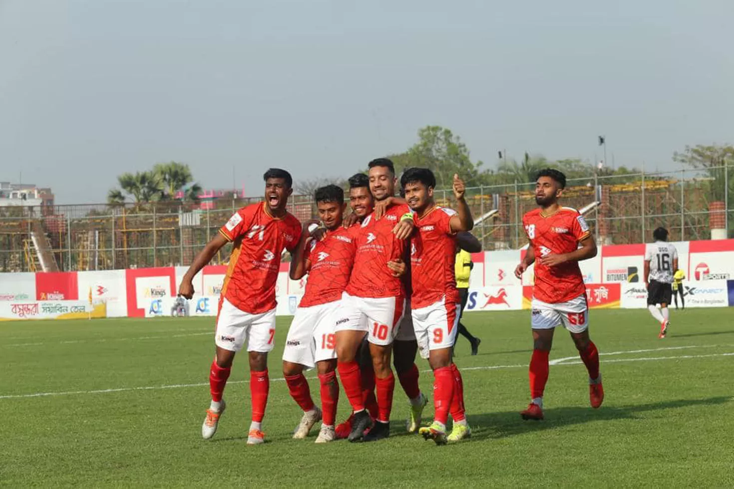 চট্টগ্রাম আবাহনীকে উড়িয়ে শীর্ষস্থান মজবুত করল বসুন্ধরা