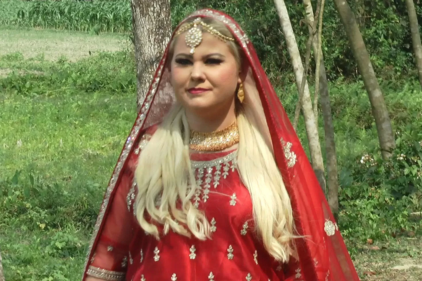 বাঙালি বধূর সাজে জার্মান আ‌লিসা