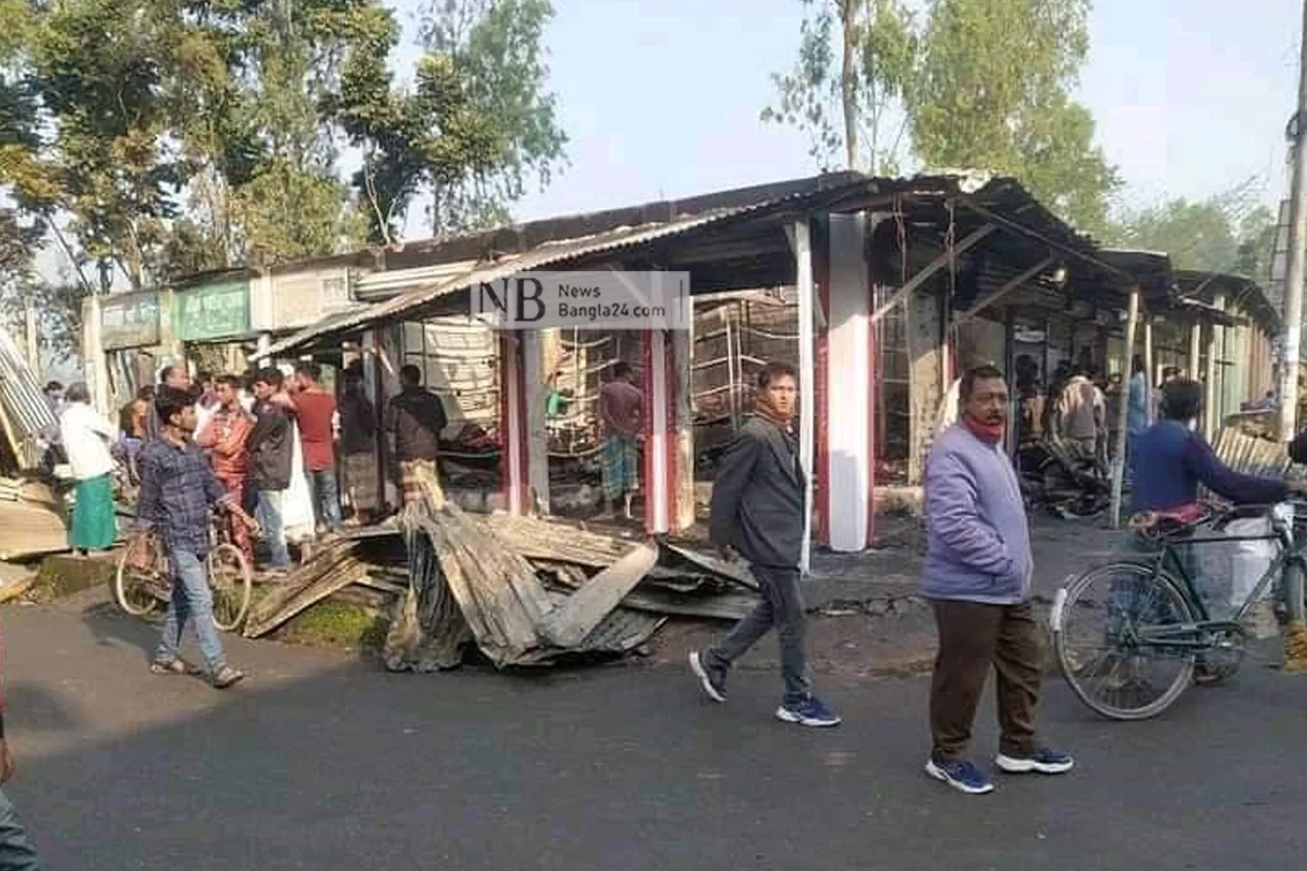 মধ্যরাতে আগুনে পুড়ল ১০ দোকান