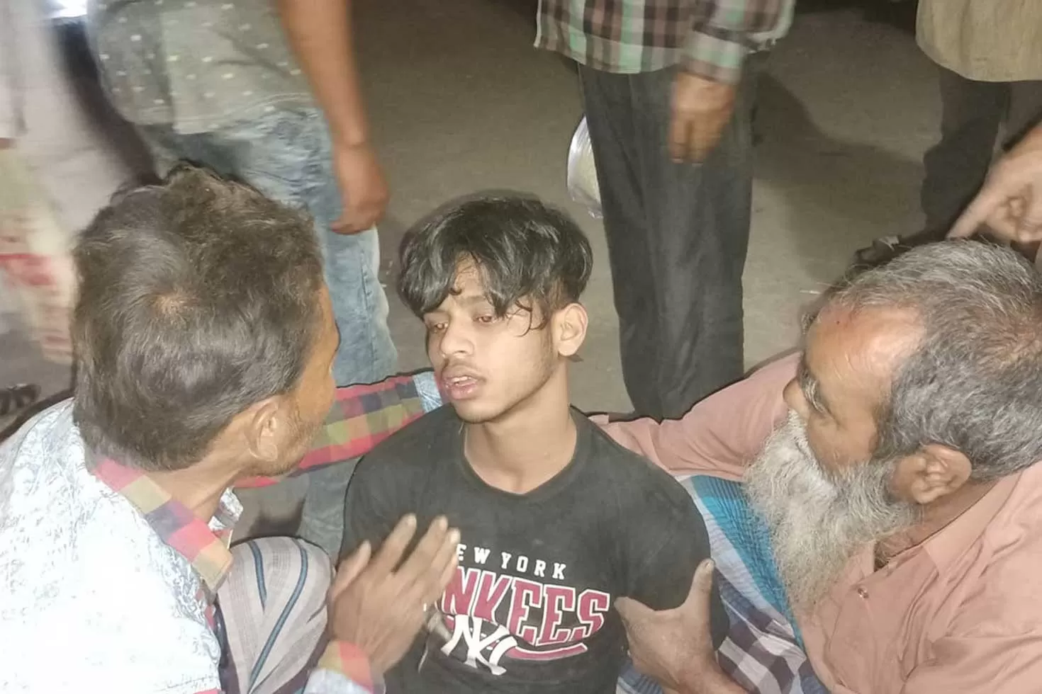 ব্যানার-ছেঁড়ায়-প্রতিবাদ-রড-দিয়ে-পিটিয়ে-হত্যা