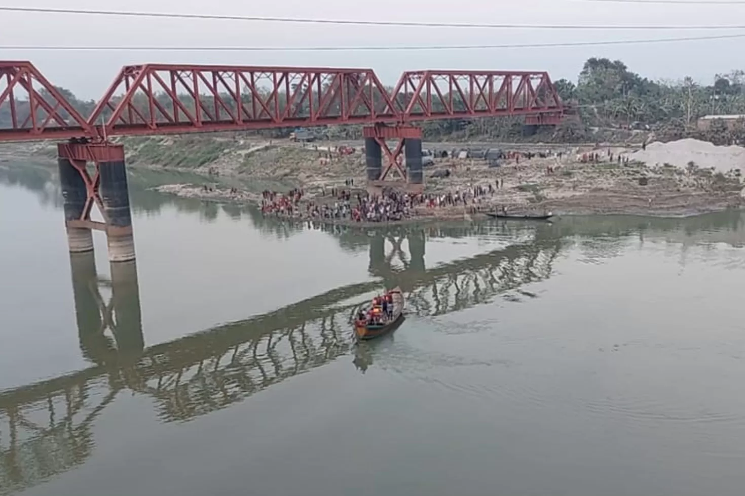 রেলসেতুতে সেলফি, চলে এল ট্রেন