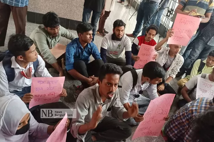 বাস ভাড়ায় নৈরাজ্য: বিআরটিএ চেয়ারম্যানের কার্যালয় ঘেরাও