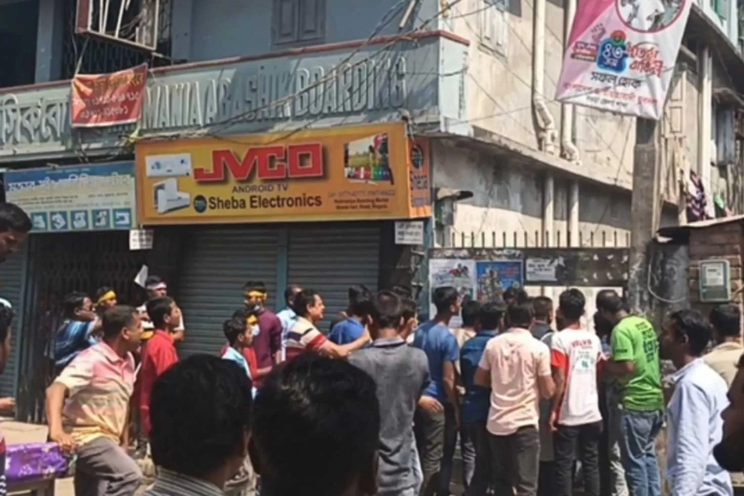 শিক্ষার্থীকে-পেটাল-যুবদল-কর্মীরা