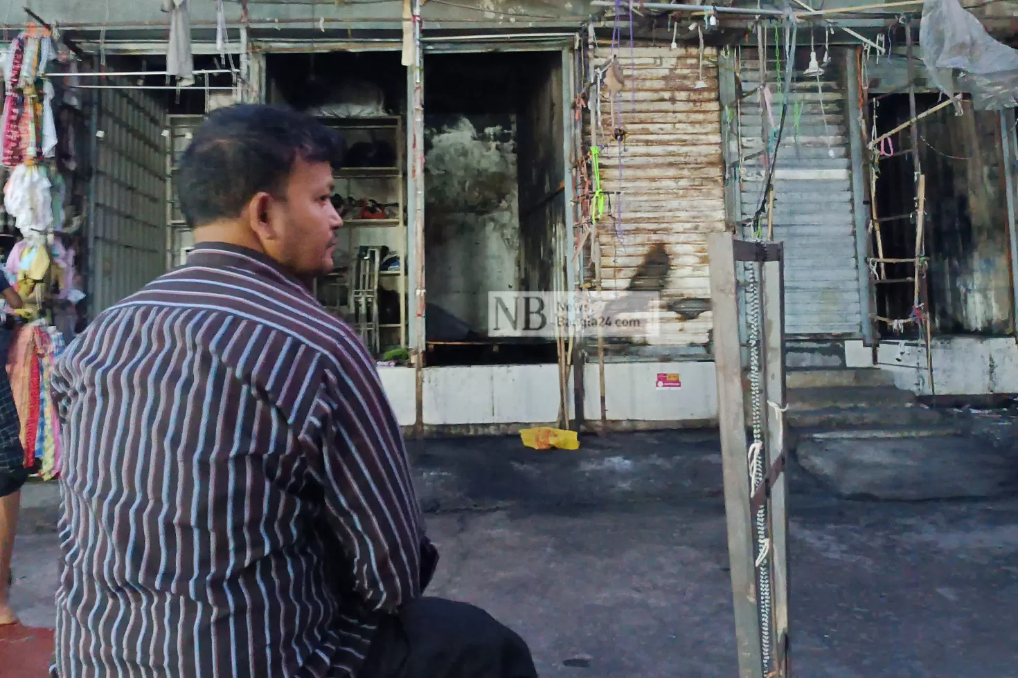 আগুনে পুড়ে যাওয়া দোকান 
