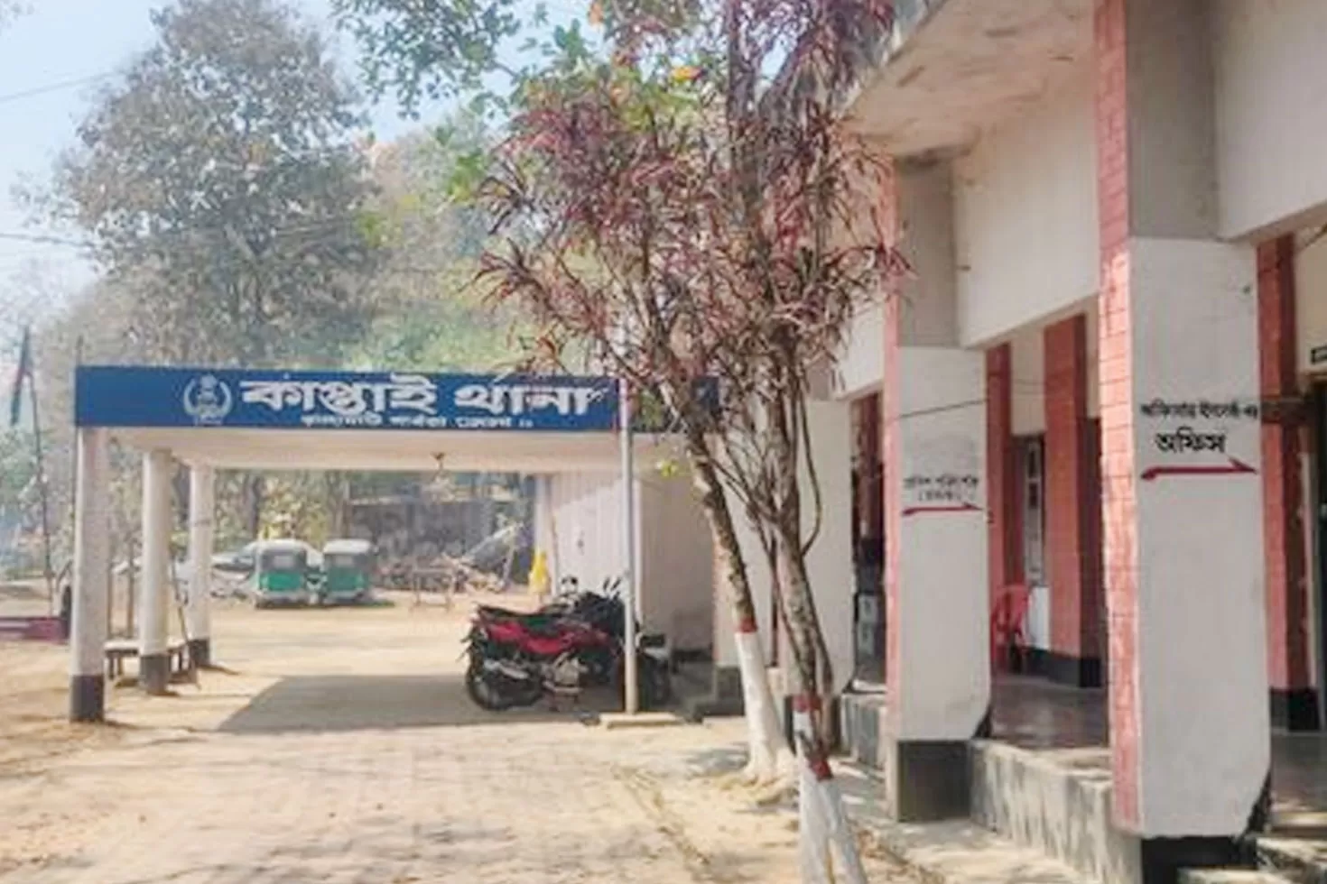 স্কুলের-পরিত্যক্ত-টয়লেটে-নারীর-মরদেহ