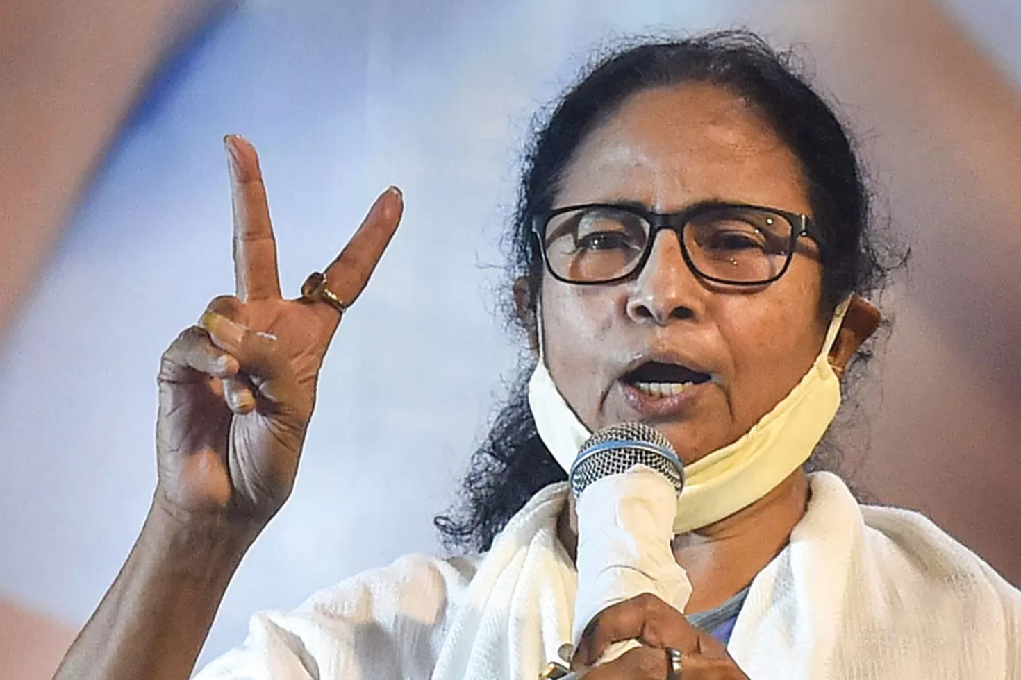 লন্ডনের-স্টেশনে-বাংলা-সাইনবোর্ড-নিয়ে-উচ্ছ্বসিত-মমতা
