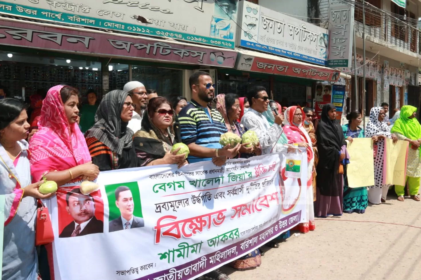 ফুলক‌পি-বাঁধাক‌পি-হাতে-রাস্তায়-মহিলা-দল
