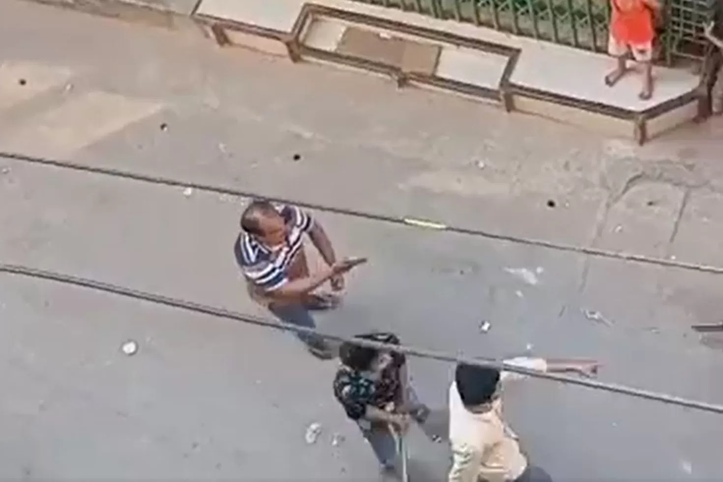 কুমিল্লায় ফের অস্ত্র নিয়ে সহিংসতা