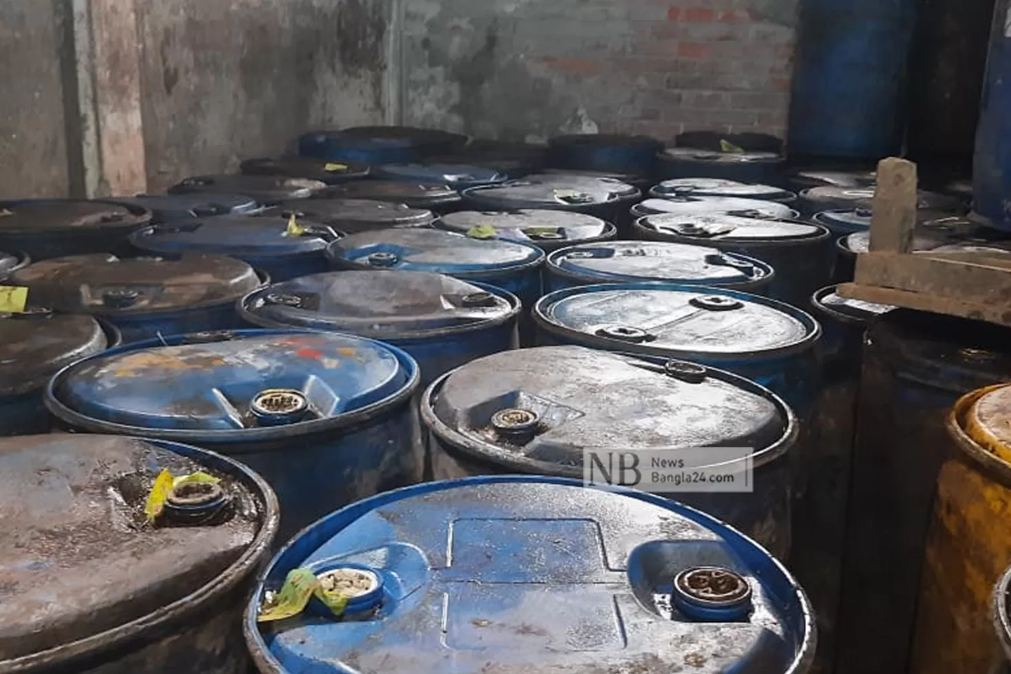 এক দোকানেই ১৮ হাজার লিটার ভোজ্যতেল