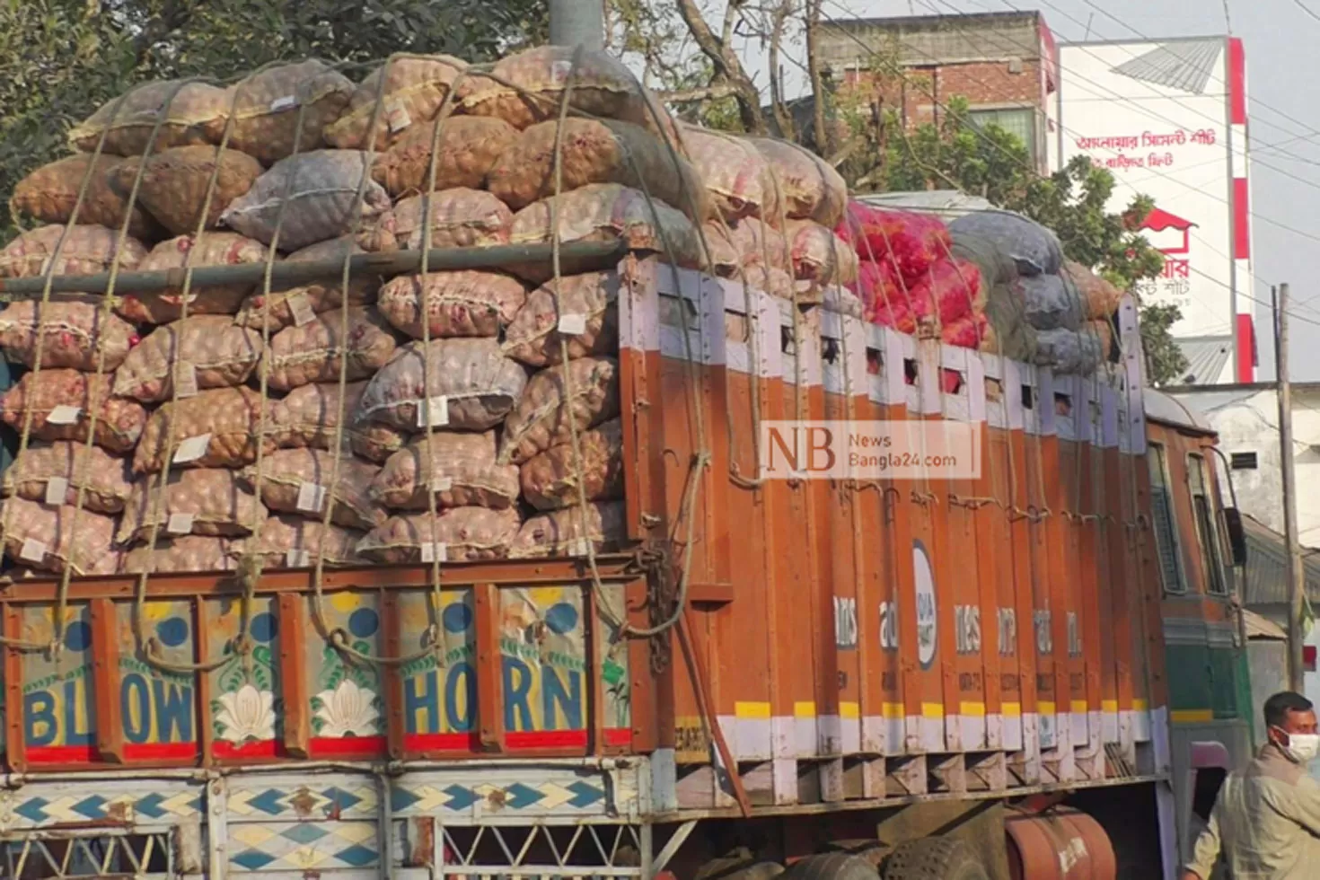 হিলিতে-পেঁয়াজের-দাম-কমেছে-কেজিতে-১৫-টাকা