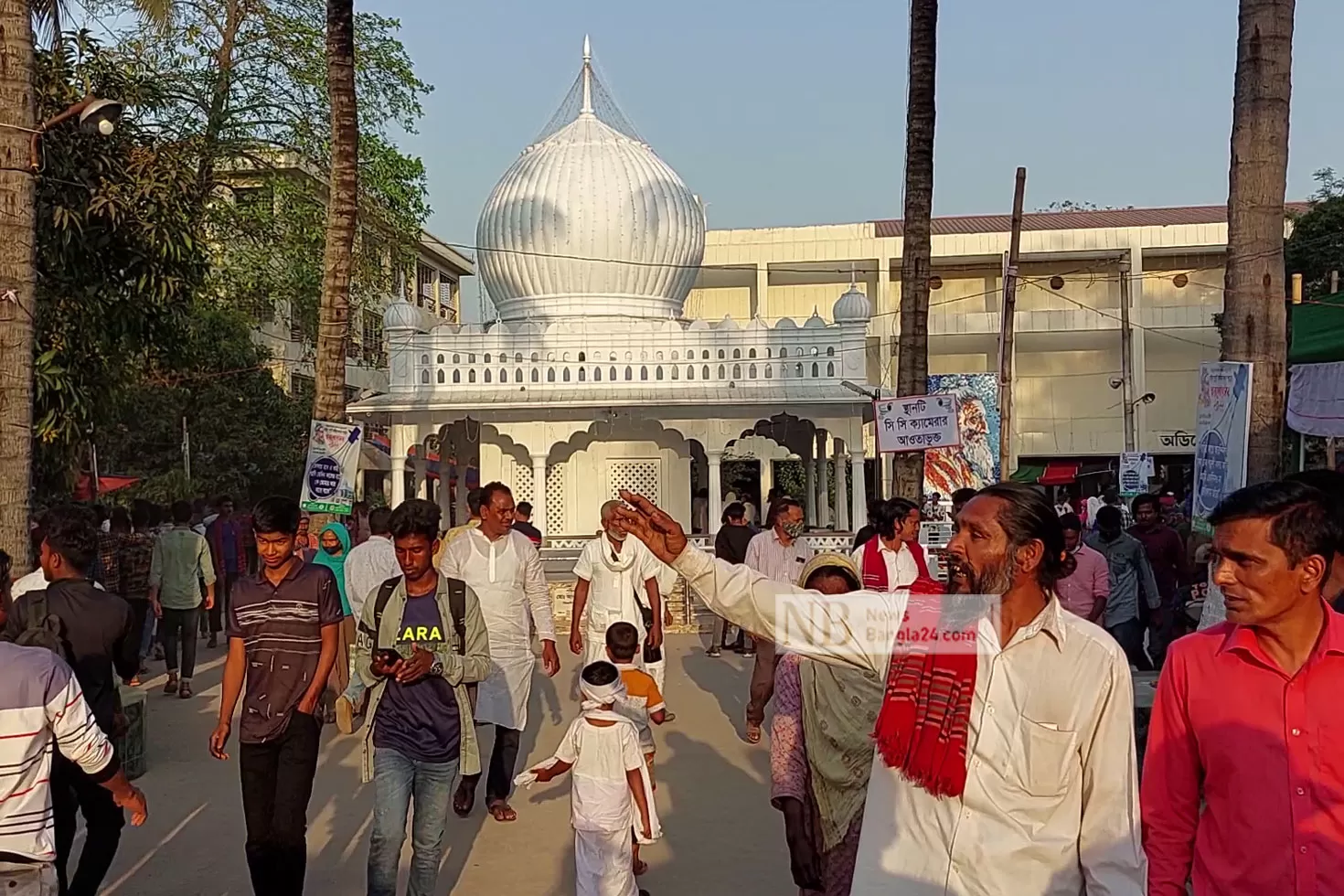 ভিড় বাড়ছে সাধুর হাটে