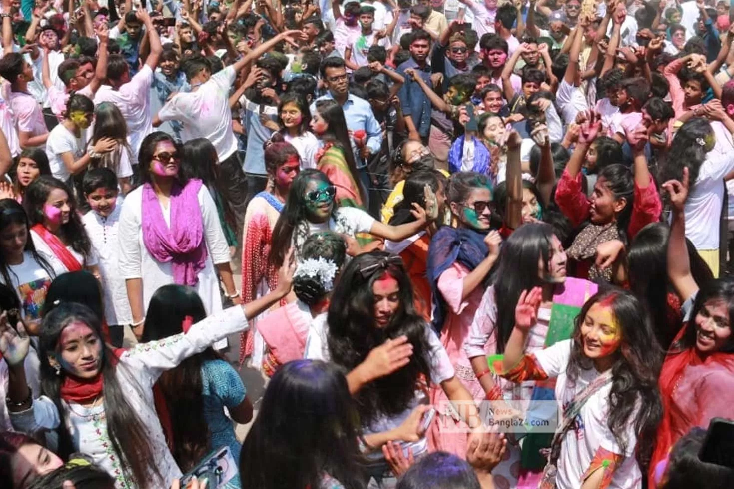 দোল উৎসবে হোলি খেলায় উচ্ছ্বাস