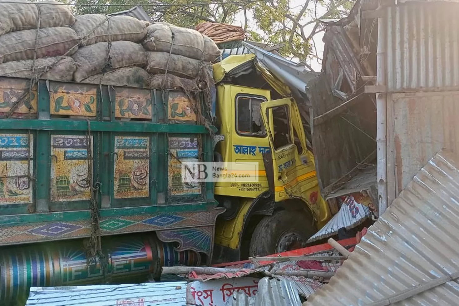 একই-সময়-পাশাপাশি-তিন-দোকানে-তিন-ট্রাক