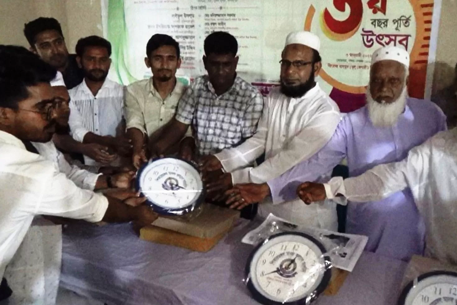 কালকিনিতে দেয়ালঘড়ি পেলেন শিক্ষার্থীরা