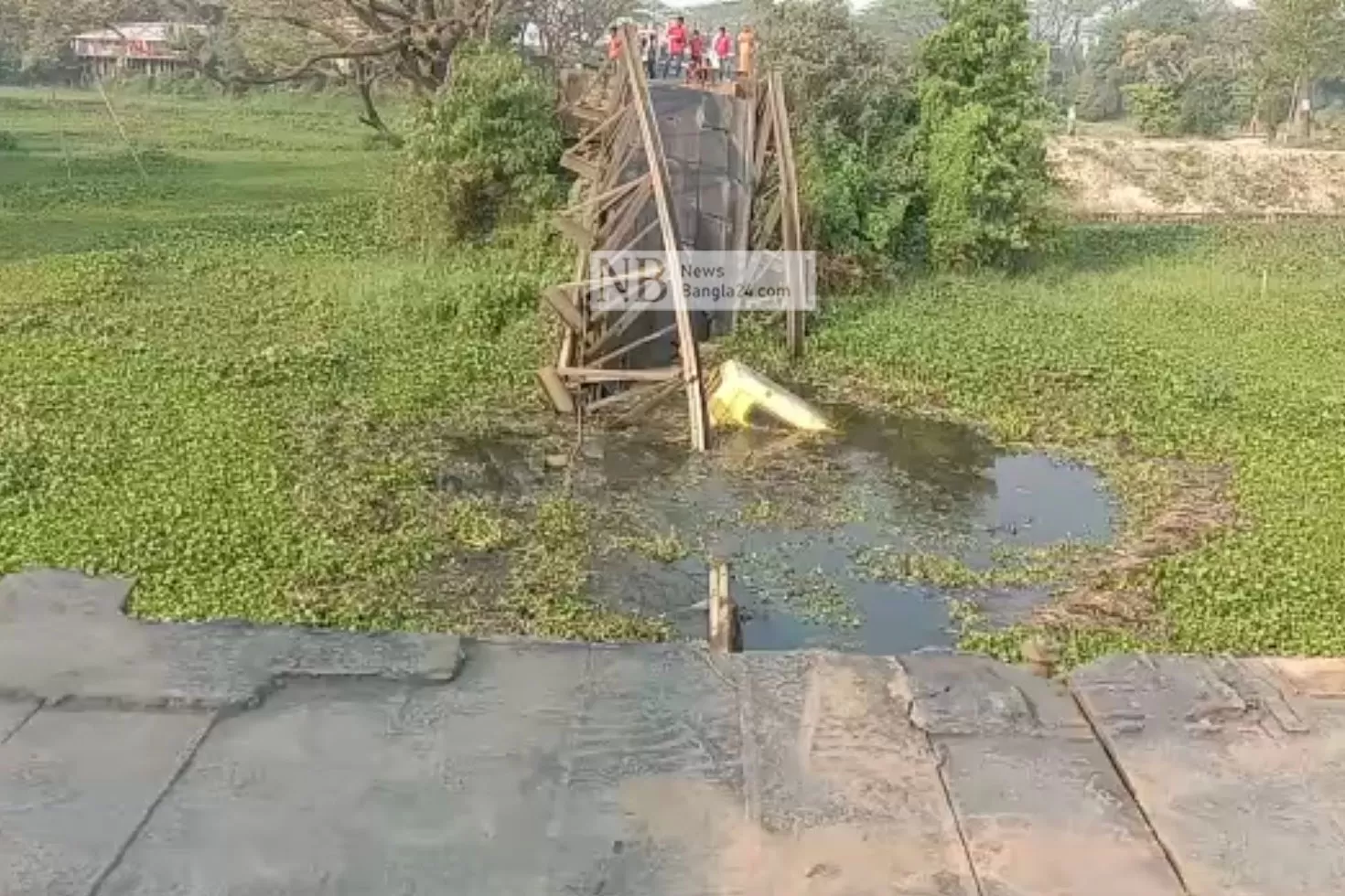 বেইলি-সেতু-ভেঙে-খালে-ট্রাক