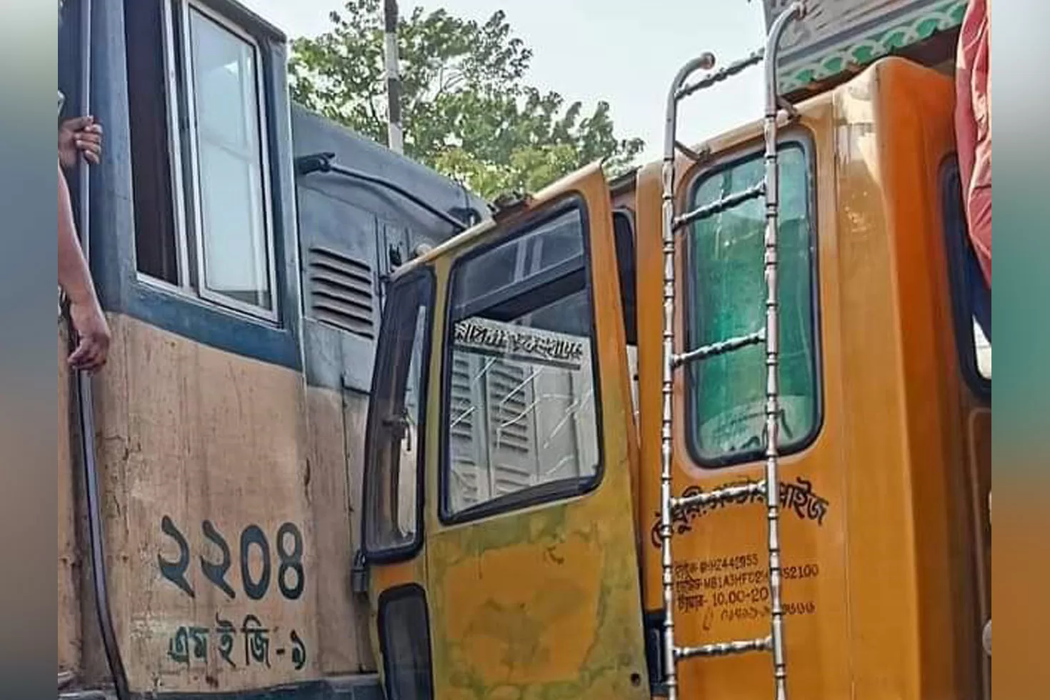 রেলের-চলন্ত-ইঞ্জিনে-ট্রাকের-ধাক্কা 