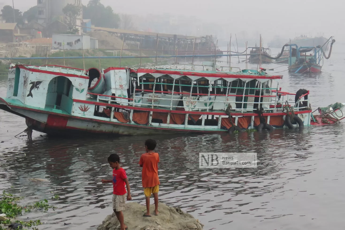 ১৫ ঘণ্টা পর উদ্ধার ডুবে যাওয়া লঞ্চ