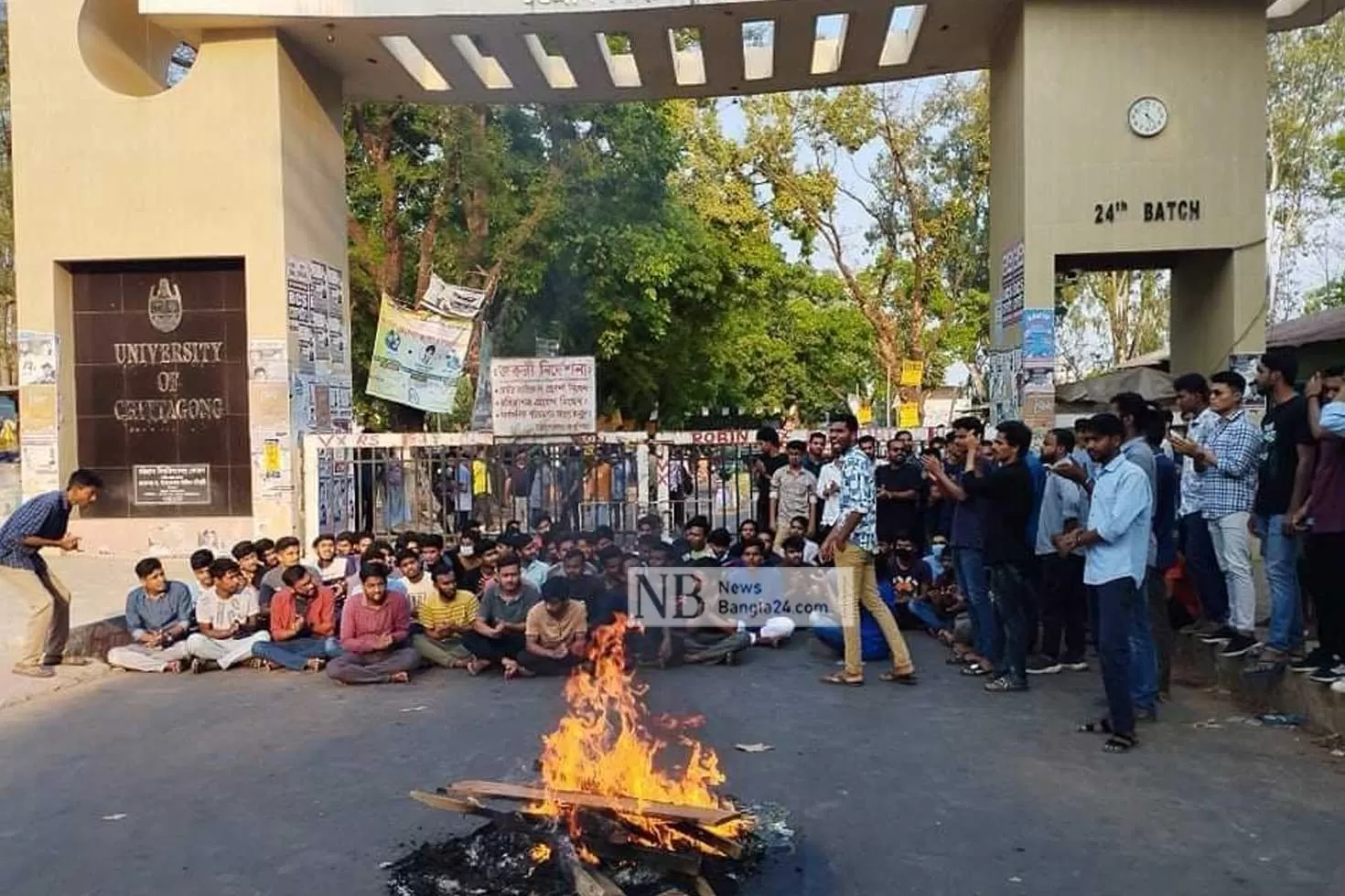 চবি ফটকে ছাত্রলীগের তালা