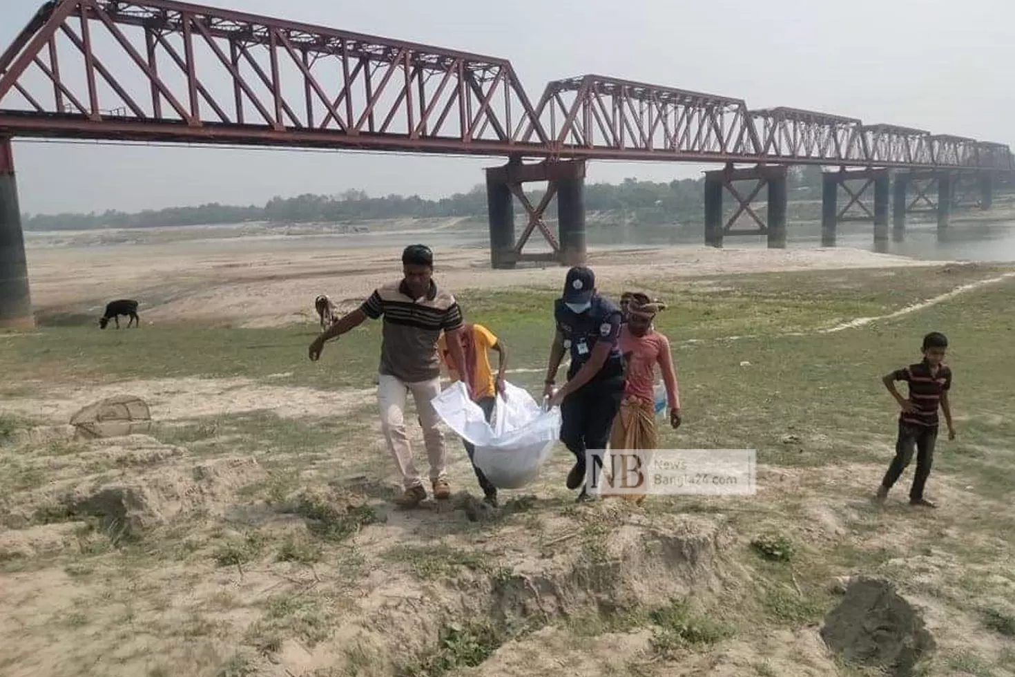 ট্রেনে কাটা পড়ে নিহত, মরদেহ সেতুর নিচে 