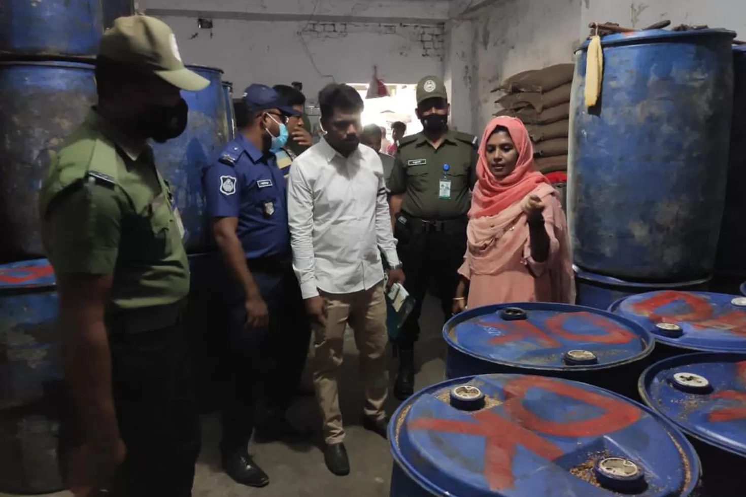 সাড়ে ২১ হাজার লিটার সয়াবিন মজুত, অর্ধলাখ টাকা জরিমানা
