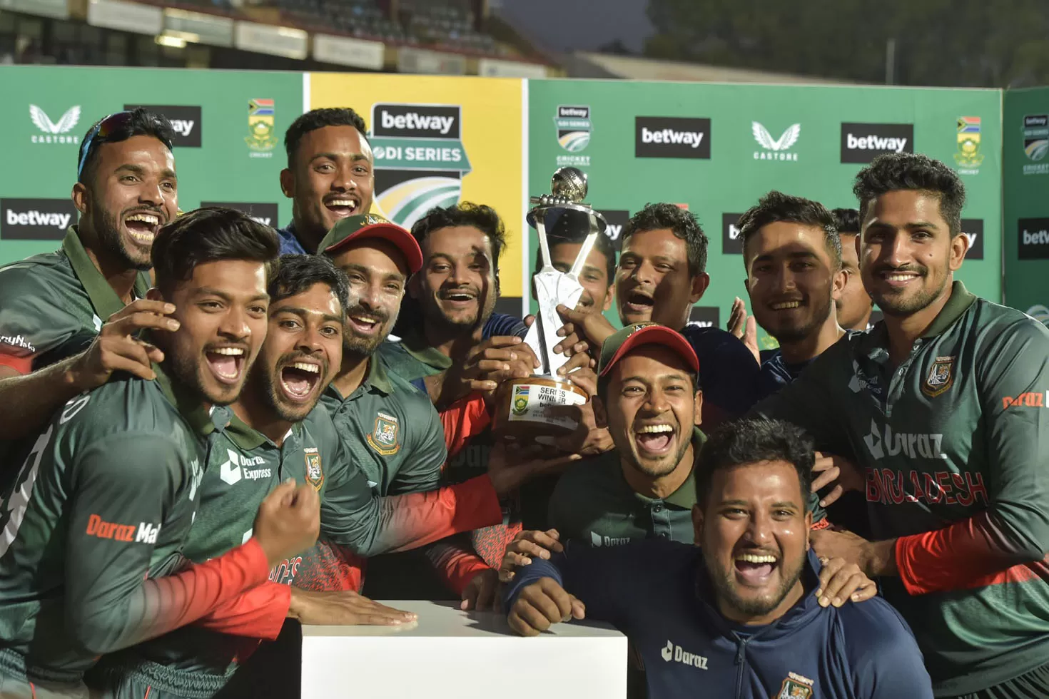 ইতিহাস-গড়ে-তিন-কোটি-টাকা-বোনাস-পাচ্ছেন-সাকিব-তামিমরা