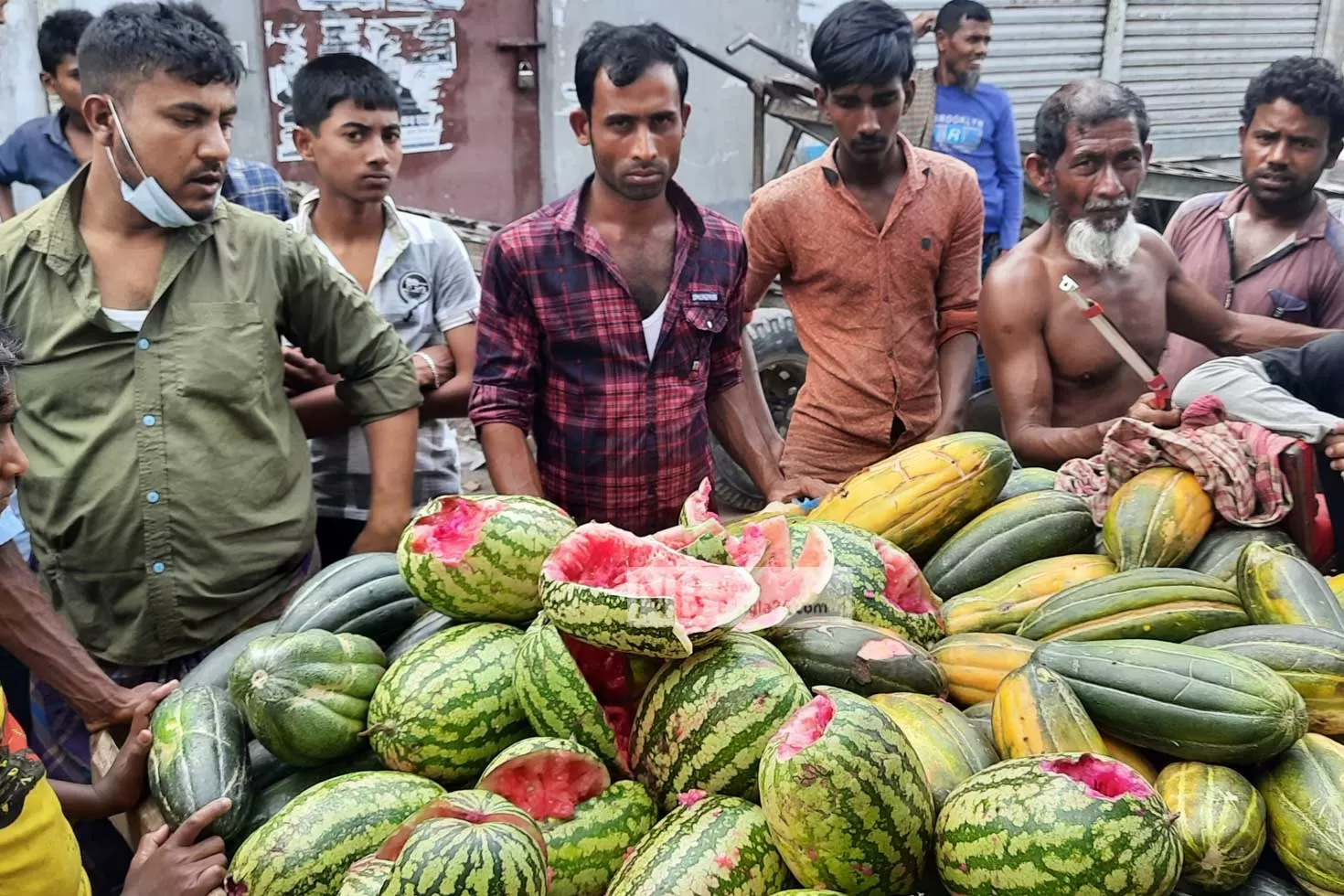 তরমুজে-কৃত্রিম-রং-বিক্রেতা-আটক