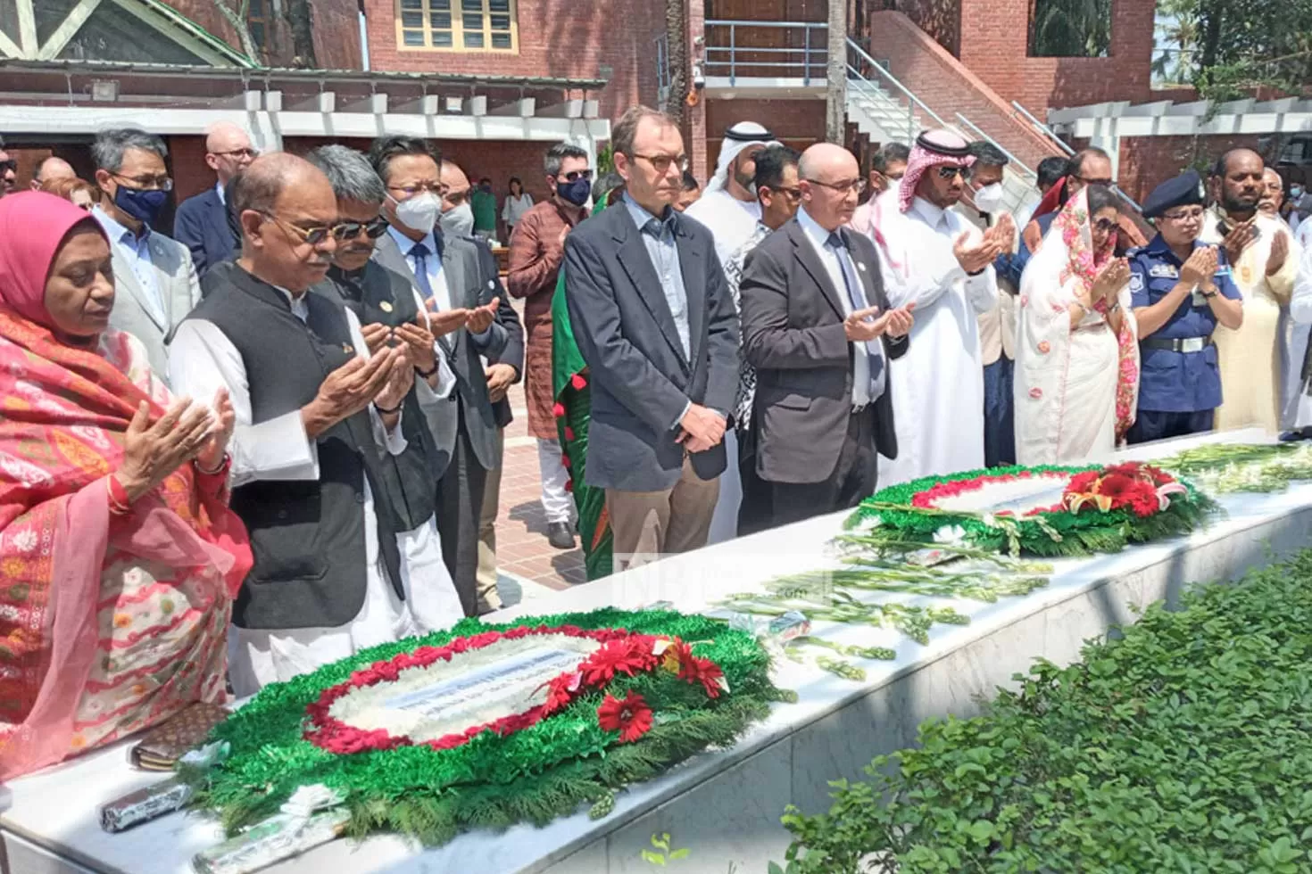 বঙ্গবন্ধুর-সমা‌ধিতে-ডিপ্লোমে‌টিক-কোরের-সদস্যদের-শ্রদ্ধা