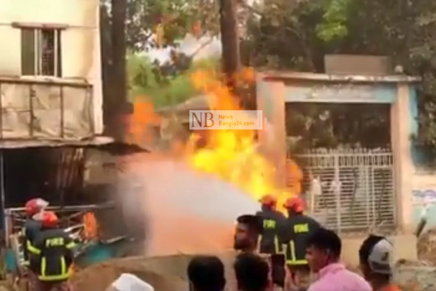 গ্যাসলাইন লিকেজ হয়ে পুড়ল দুই দোকান
