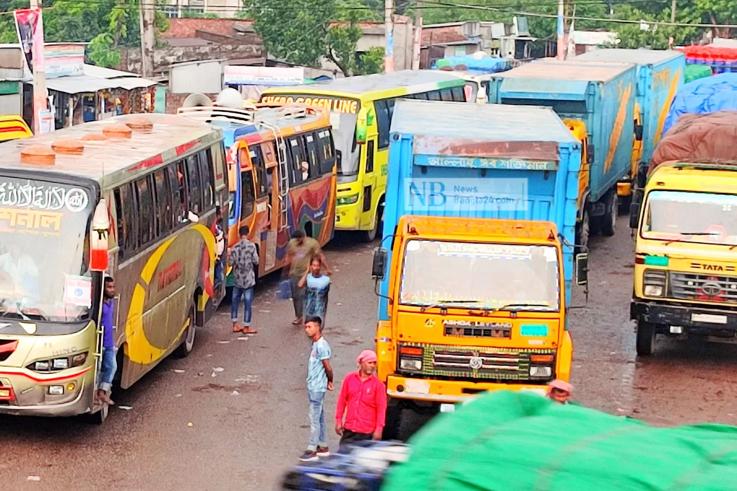 ছুটির দিনে পাটুরিয়ায় আটকা প্রায় হাজার যানবাহন