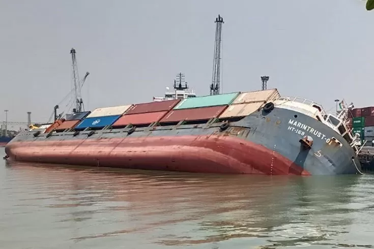 কলকাতায় হেলে পড়ল পণ্যবাহী বাংলাদেশি জাহাজ