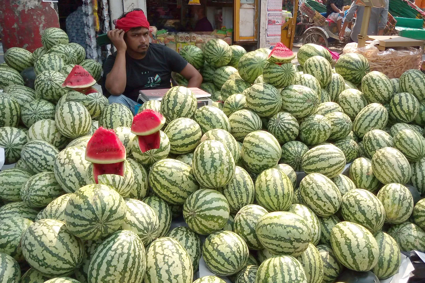 তরমুজের কেজি দরে অসন্তোষ ক্রেতাদের