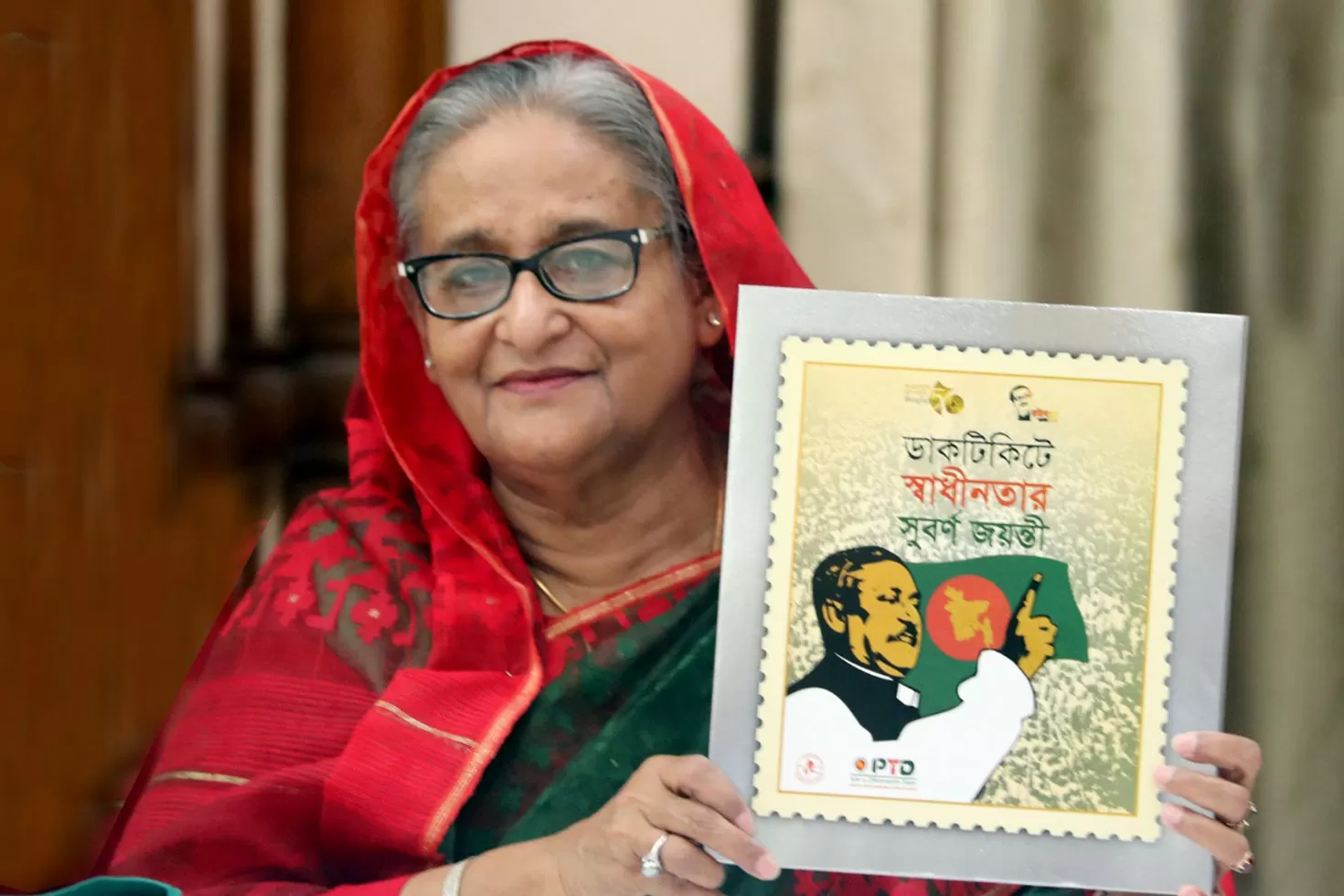 স্মারক-ডাকটিকিট-অবমুক্ত-করলেন-প্রধানমন্ত্রী