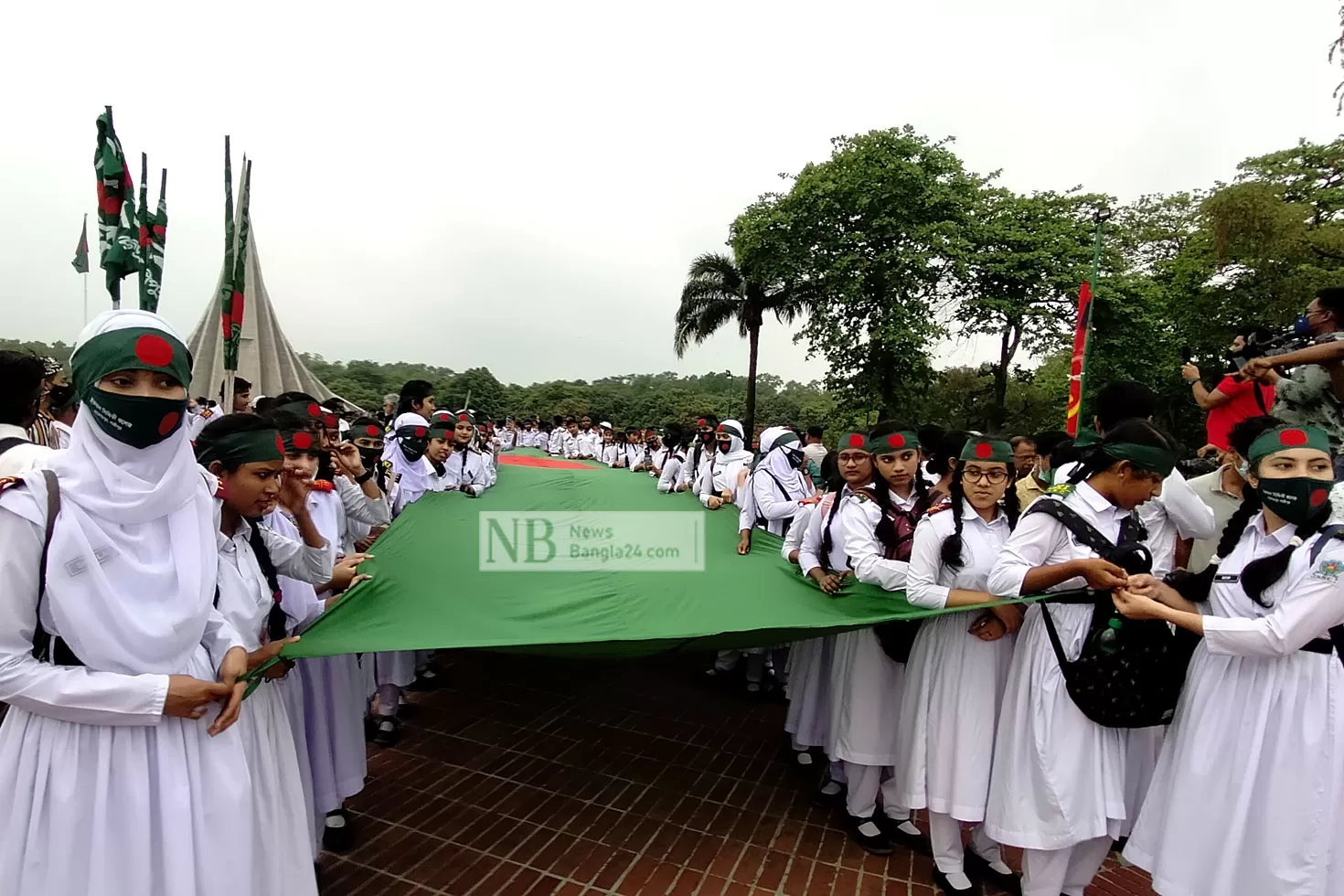 ৬০-ফুটের-পতাকা-নিয়ে-শ্রদ্ধা-শিক্ষার্থীদের