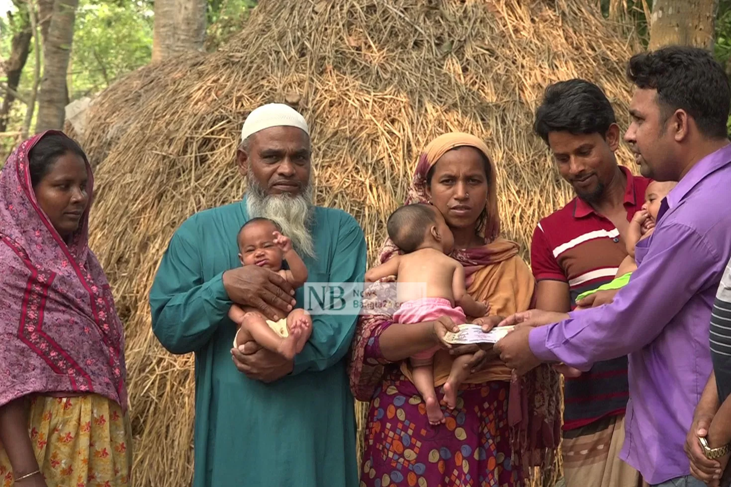 অর্থকষ্টে থাকা তিন যমজের মাকে উপহার পলকের