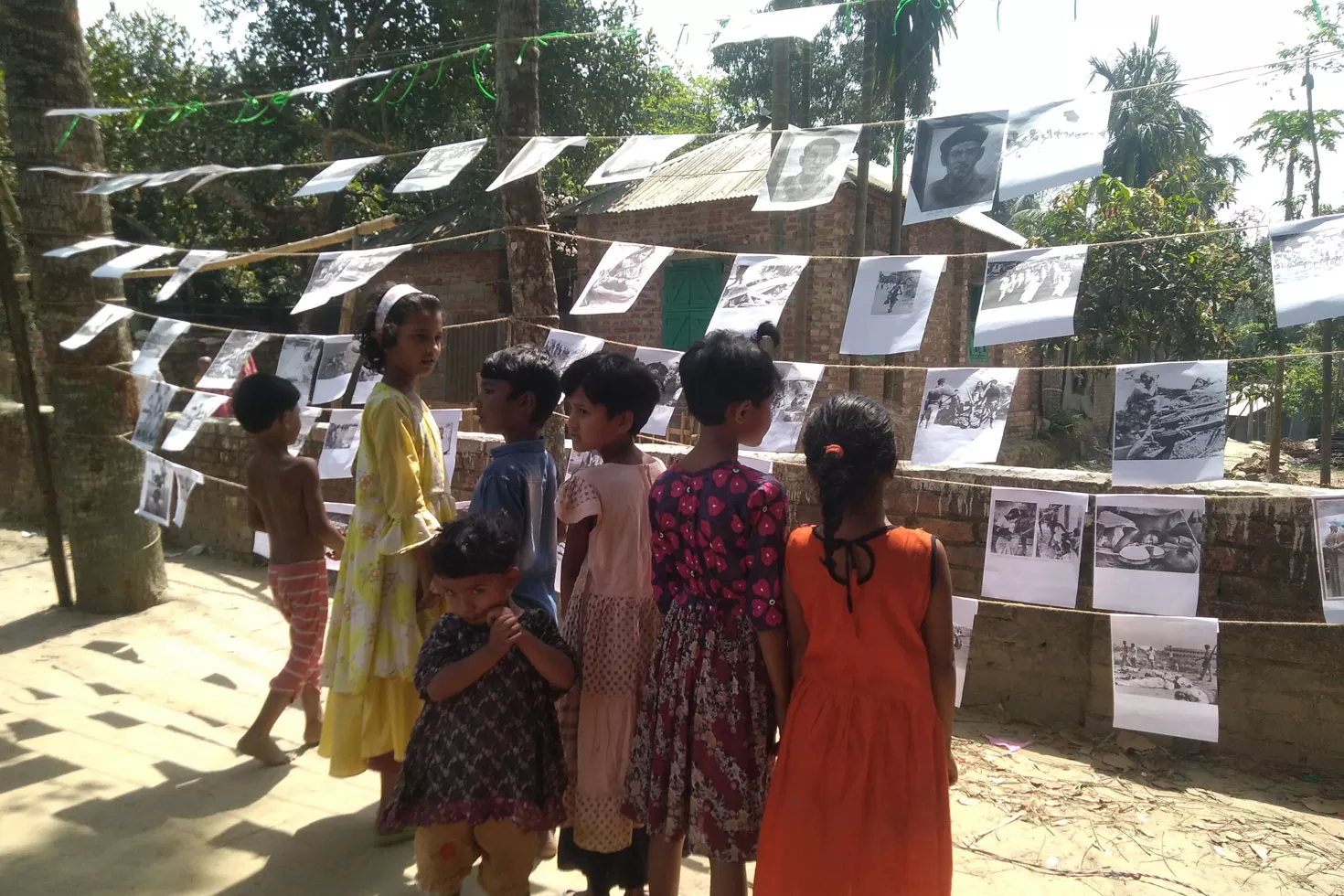 আলোকচিত্রে ‘একাত্তর’ দেখল গ্রামের শিশুরা