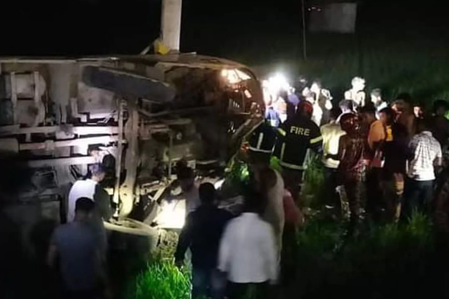 পাল্লা দিতে গিয়ে উল্টে গেল বাস