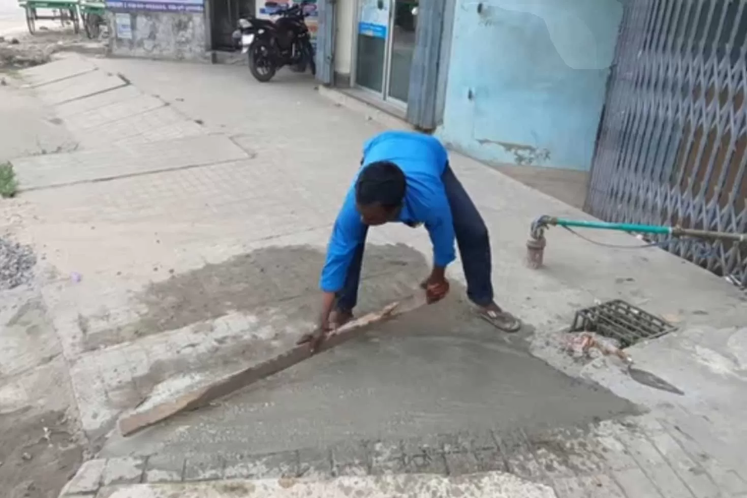 ফুটপাতের সেই গর্ত ভরাট করল চট্টগ্রাম সিটি করপোরেশন