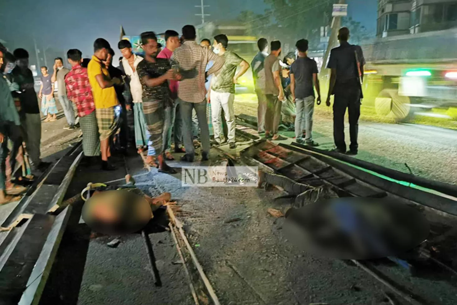 সড়কে-কর্মরত-২-নির্মাণশ্রমিক-ট্রাকে-পিষ্ট