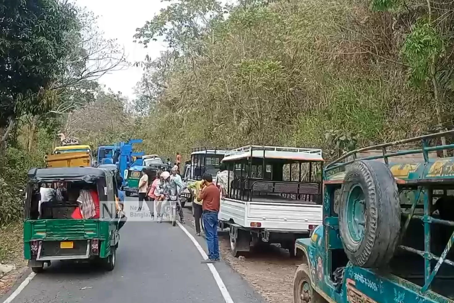 খাগড়াছড়িতে-কাঠবোঝাই-ট্রাক-উল্টে-চলাচলে-বিঘ্ন