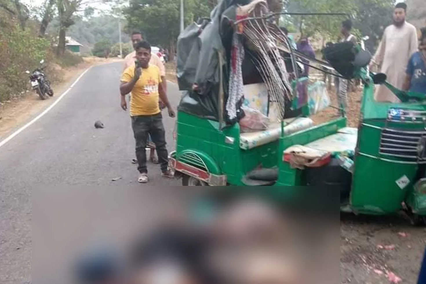 ছিটকে পড়া মা-মেয়েকে পিষ্ট করল ট্রাক