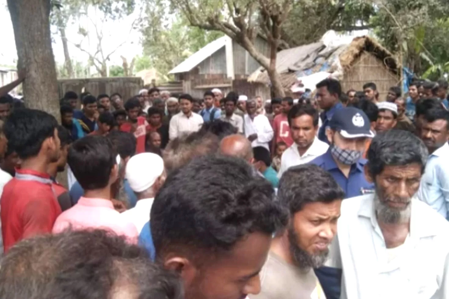 বাড়ির সামনে স্বজন ও প্রতিবেশীদের ভিড়