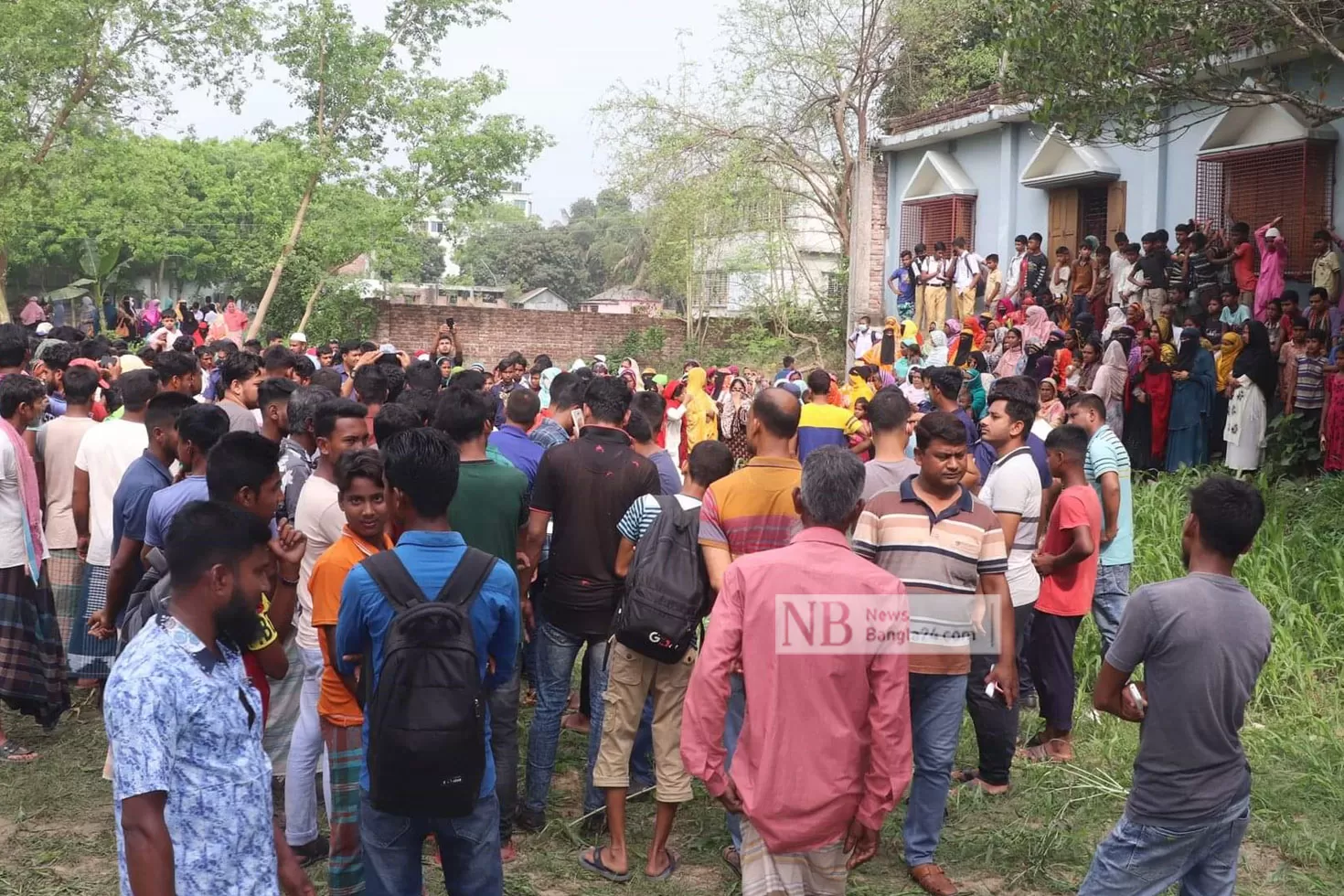 বাড়ি থেকে ডেকে নিয়ে পোশাক ব্যবসায়ীকে কুপিয়ে হত্যা